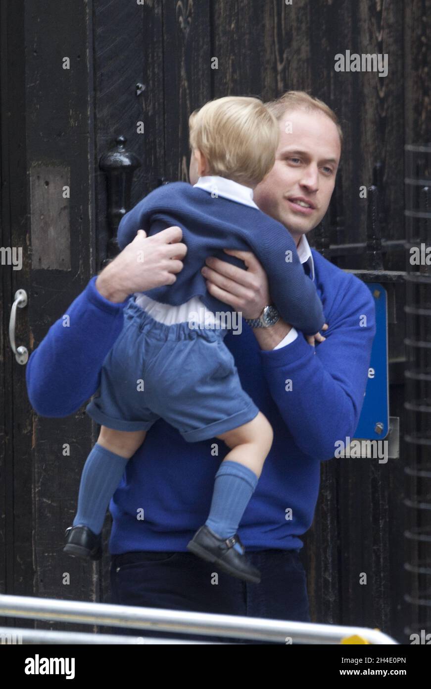 Il Duca di Cambridge e il Principe Giorgio arrivano all'ala Lindo all'ospedale St. Mary di Londra, dopo la nascita della sua figlia, la principessa Charlotte. Foto datata: Sabato 2 maggio 2015. Il credito fotografico deve essere: Isabel Infantes / EMPICS Entertainment. Foto Stock