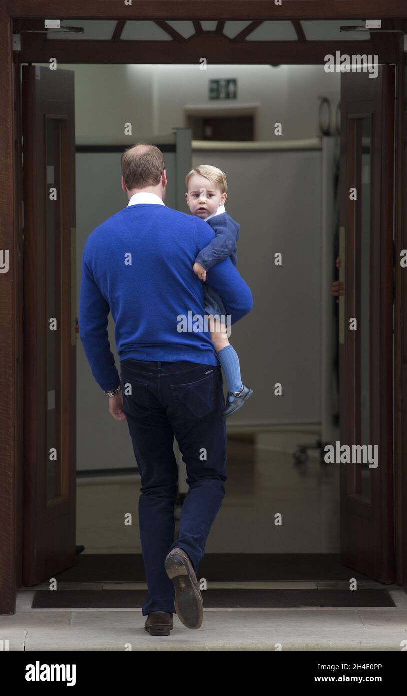 Il Duca di Cambridge e il Principe Giorgio arrivano all'ala Lindo all'ospedale St. Mary di Londra, dopo la nascita della sua figlia, la principessa Charlotte. Foto datata: Sabato 2 maggio 2015. Il credito fotografico deve essere: Isabel Infantes / EMPICS Entertainment. Foto Stock