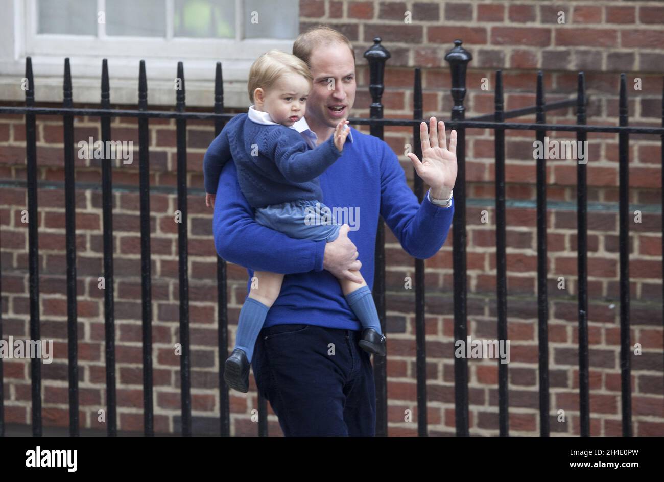 Il Duca di Cambridge e il Principe Giorgio arrivano all'ala Lindo all'ospedale St. Mary di Londra, dopo la nascita della sua figlia, la principessa Charlotte. Foto datata: Sabato 2 maggio 2015. Il credito fotografico deve essere: Isabel Infantes / EMPICS Entertainment. Foto Stock