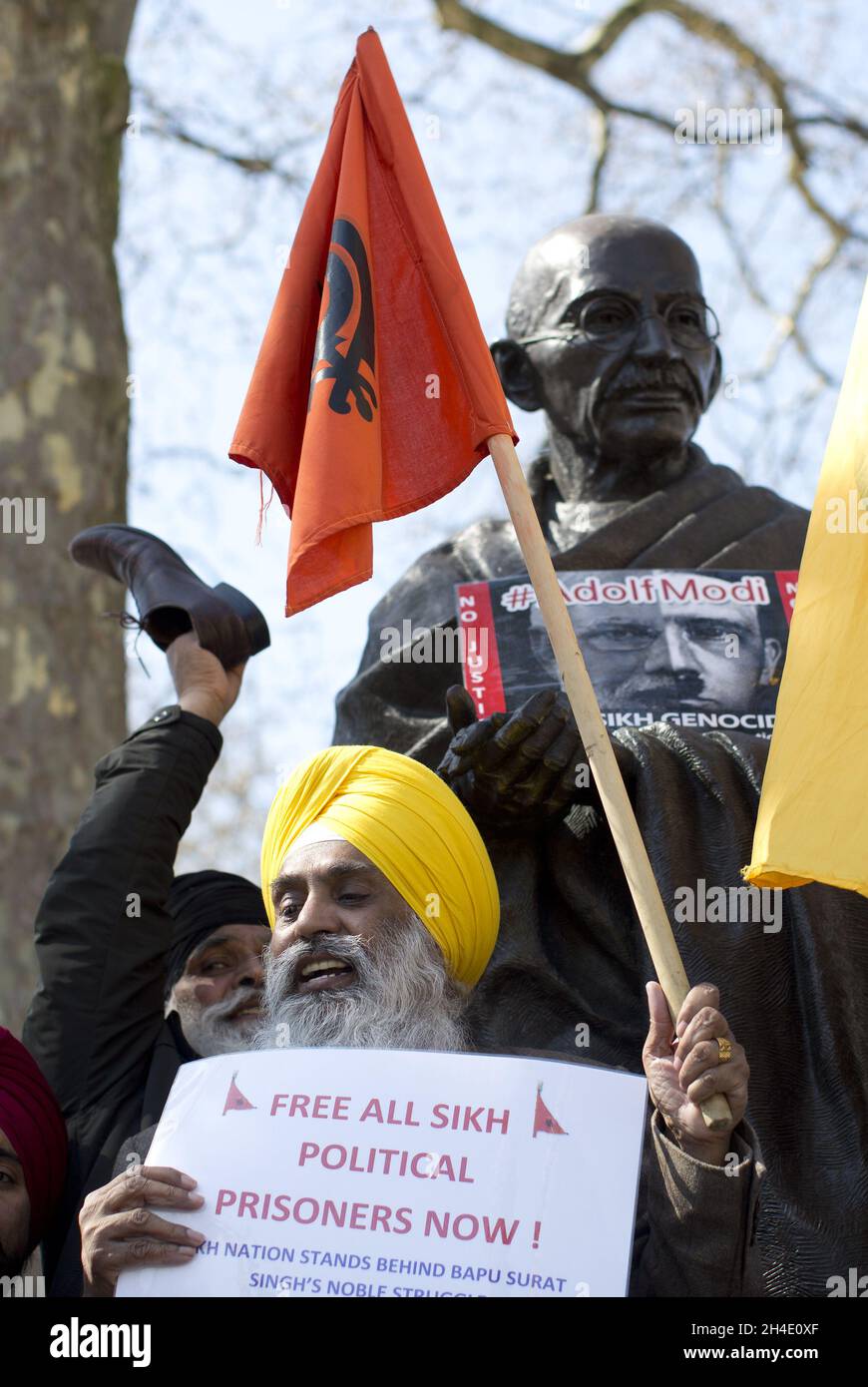 Un uomo colpisce con una scarpa la statua dell'attivista indiano Mahatma Gandhi in Piazza del Parlamento durante una manifestazione pro-Khalistan per protestare contro il genocidio delle minoranze nel loro paese, come il primo ministro indiano, Narendra modi, sta visitando il Regno Unito da oggi. Immagine datata: Mercoledì 18 aprile 2018. Il credito fotografico deve essere: Isabel Infantes / EMPICS Entertainment. Foto Stock