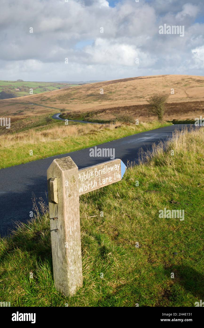 Cartello per la strada pubblica per Worth Lane su Withypool Common in un soleggiato pomeriggio autunnale a Exmoor National Park, Somerset, Inghilterra. Foto Stock