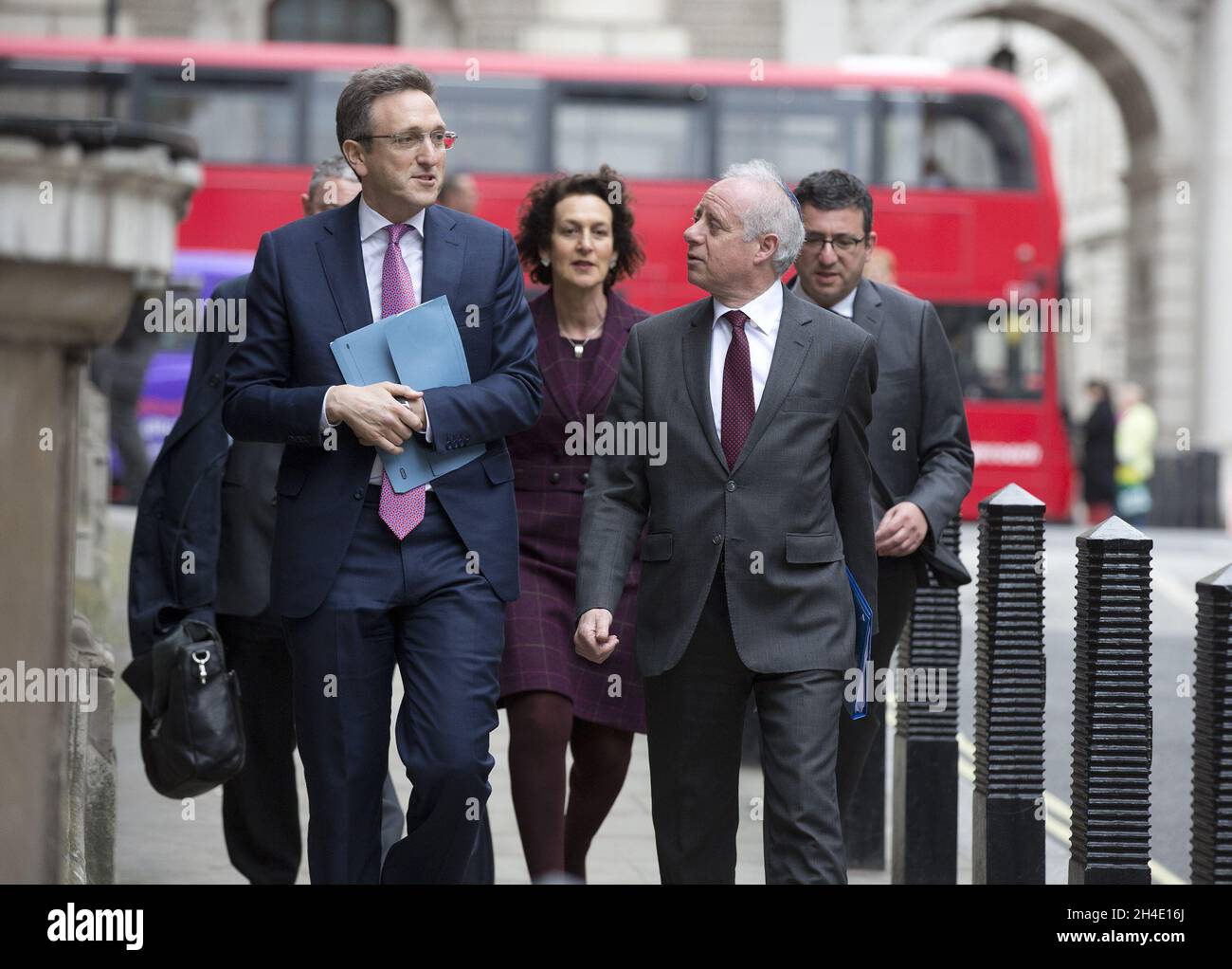 (Da sinistra a destra) Simon Johnson, JLC Chair Jonathan Goldstein, Gillian Merron, E il barrister Jonathan Arkush, dal Consiglio dei deputati e dal Consiglio Ebraico dei dirigenti degli ebrei britannici, arriva a Derby Gate per entrare in Parlamento, dove stanno tenendo il loro incontro con Jeremy Corbyn per discutere l'antisemitismo nel partito laburista. Immagine datata: Martedì 24 aprile 2018. Il credito fotografico deve essere: Isabel Infantes / EMPICS Entertainment. Foto Stock