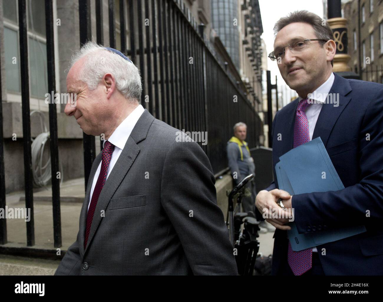 (Da sinistra a destra) Barrister Jonathan Arkush e JLC Presidente Jonathan Goldstein, dal Consiglio dei deputati e dal Consiglio Ebraico di Leadership degli ebrei britannici, arrivano a Derby Gate per entrare in Parlamento, dove stanno tenendo il loro incontro con Jeremy Corbyn per discutere l'antisemitismo nel partito laburista. Immagine datata: Martedì 24 aprile 2018. Il credito fotografico deve essere: Isabel Infantes / EMPICS Entertainment. Foto Stock