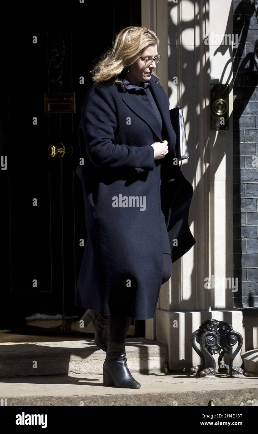 Il Segretario allo sviluppo internazionale Penny Mordaunt lascia Downing Street, Londra, per una riunione del gabinetto Foto Stock