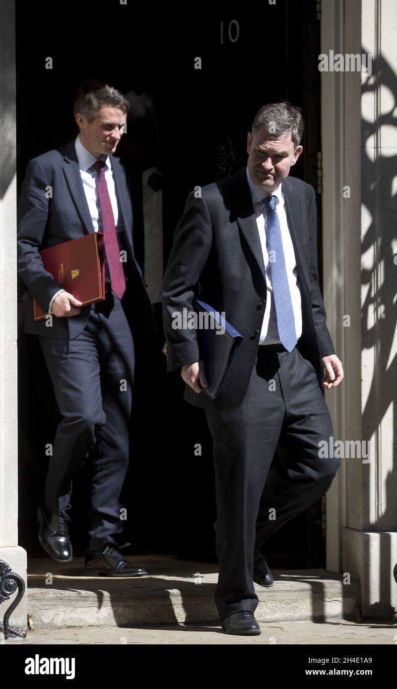 Il segretario alla difesa Gavin Williamson, a sinistra, e il segretario alla giustizia David Gauke, lasciando Downing Street, Londra, per una riunione del gabinetto. Foto datata: Martedì 1 maggio 2018. Il credito fotografico deve essere: Isabel Infantes / EMPICS Entertainment. Foto Stock