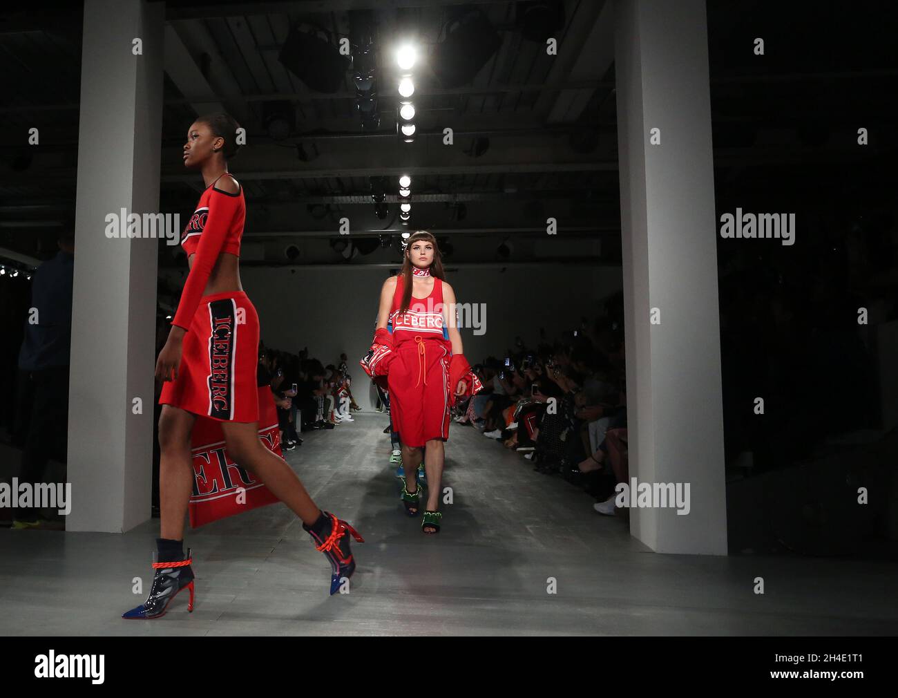 Modelli in passerella durante L'ICEBERG London Fashion Week Men's June 2018 al BFC Showspace di Londra. PREMERE ASSOCIAZIONE. Data foto: Venerdì 8 giugno 2018. Il credito fotografico dovrebbe essere: Isabel Infantes/PA Images Foto Stock