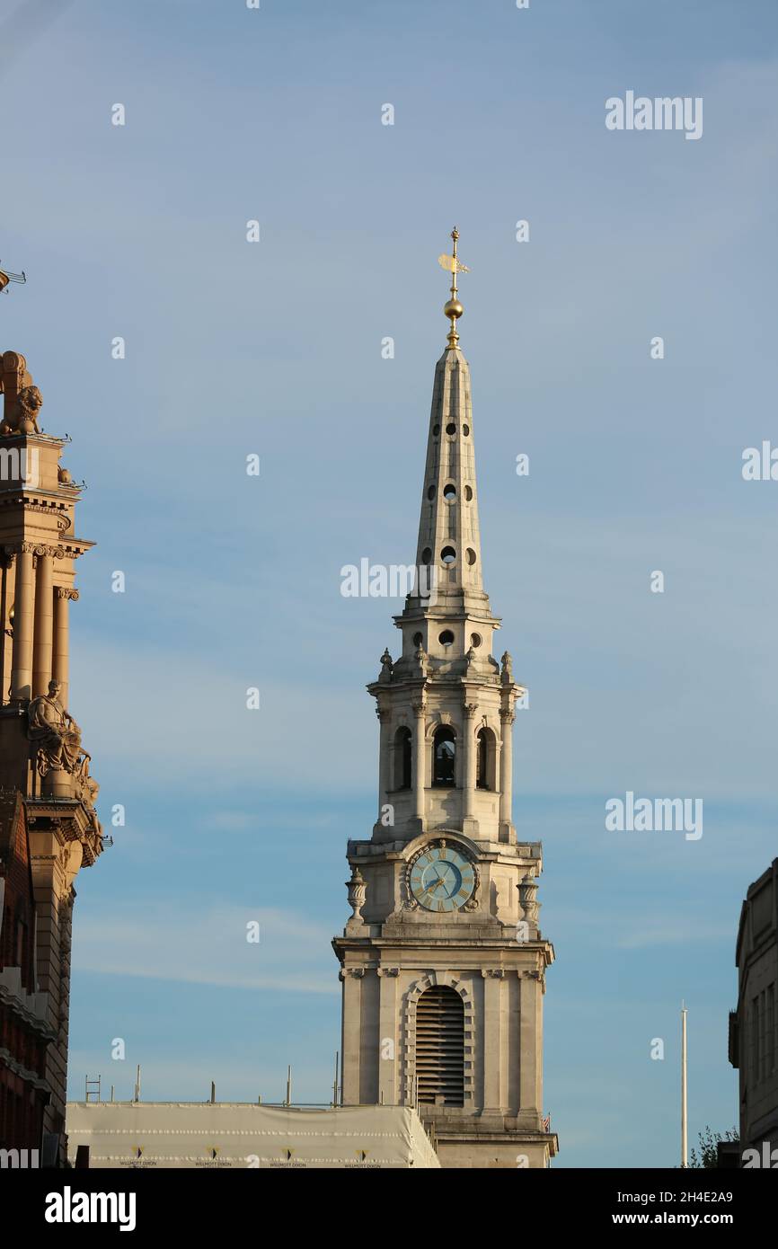 Una vista generale della torre inglese della chiesa anglicana a St Martin-in-the-Fields a Trafalgar Square, Londra. Foto datata: Mercoledì 1 agosto 2018. Il credito fotografico deve essere: Isabel Infantes / EMPICS Entertainment. Foto Stock