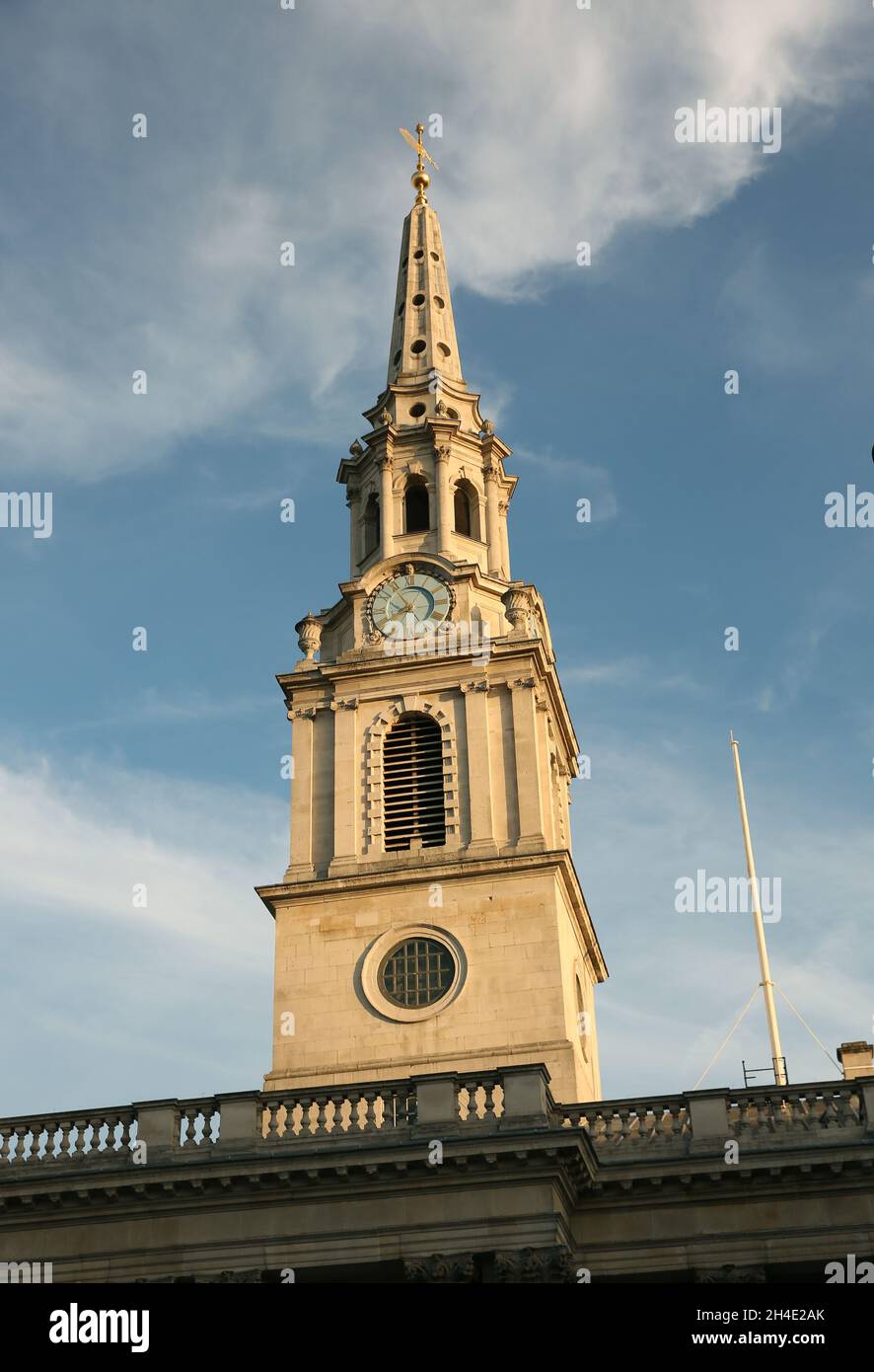 Una vista generale della torre inglese della chiesa anglicana a St Martin-in-the-Fields a Trafalgar Square, Londra. Foto datata: Mercoledì 1 agosto 2018. Il credito fotografico deve essere: Isabel Infantes / EMPICS Entertainment. Foto Stock