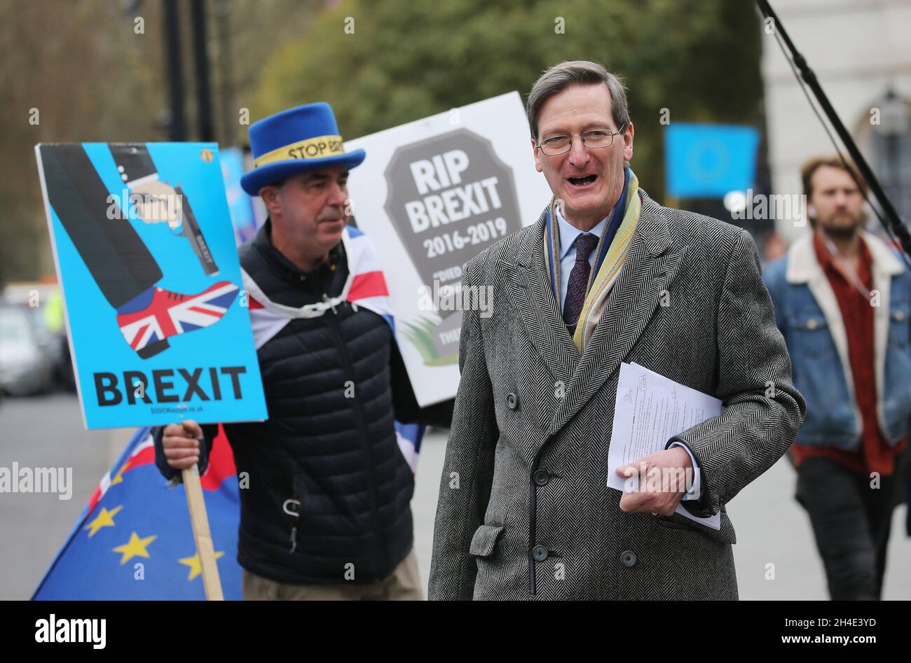 Il deputato di Dominic Grieve si trova di fronte a Steve Bray, attivista anti-Brexit, che si è portato alla Camera del Parlamento a Westminster, Londra. Foto datata: Mercoledì 27 marzo 2019. Il credito fotografico deve essere: Isabel Infantes / EMPICS Entertainment. Foto Stock