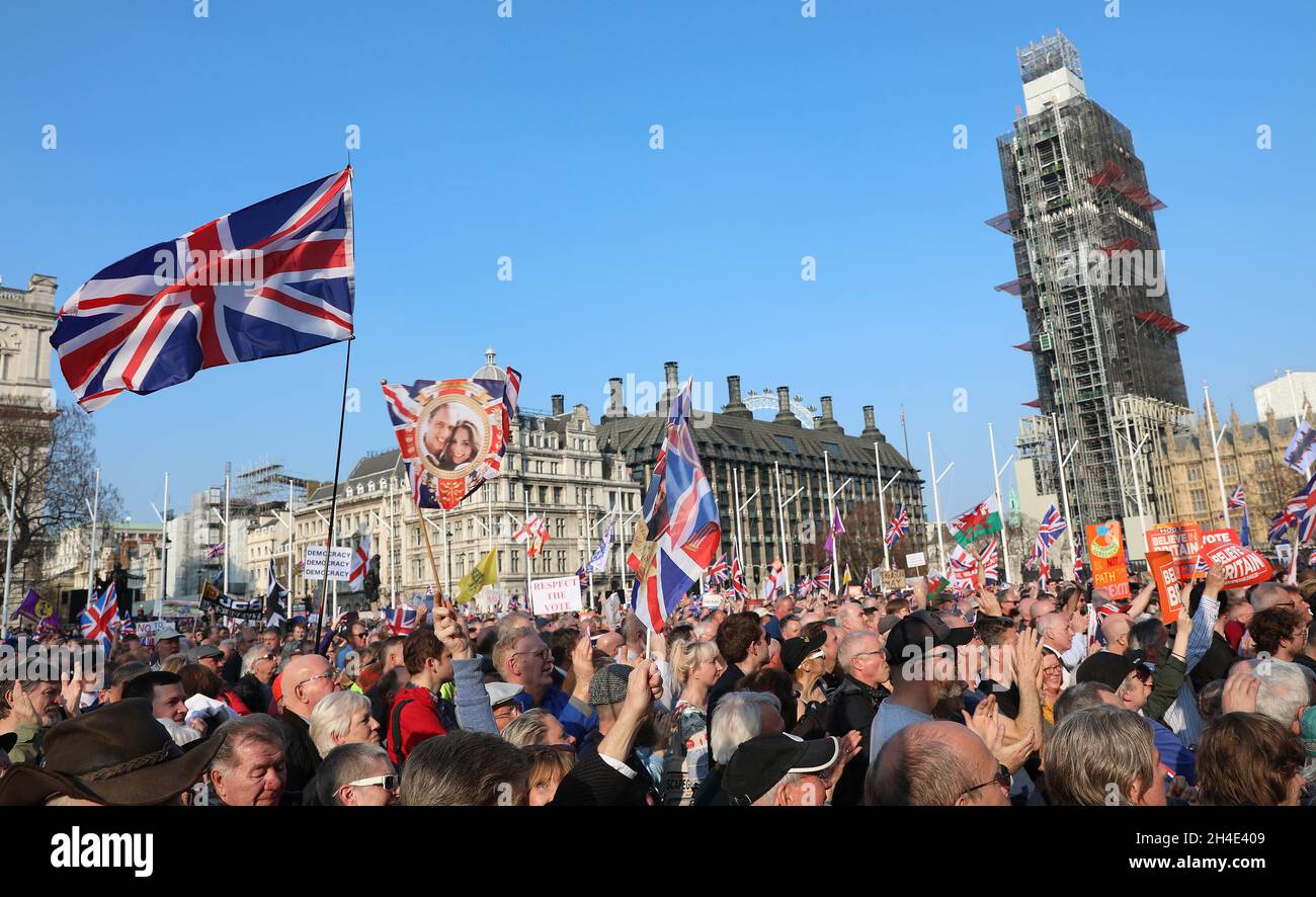 Lascia che i sostenitori della campagna elettorale si rallegrino della folla alla marcia per lasciare la protesta in Parliament Square, Westminster, Londra Foto Stock