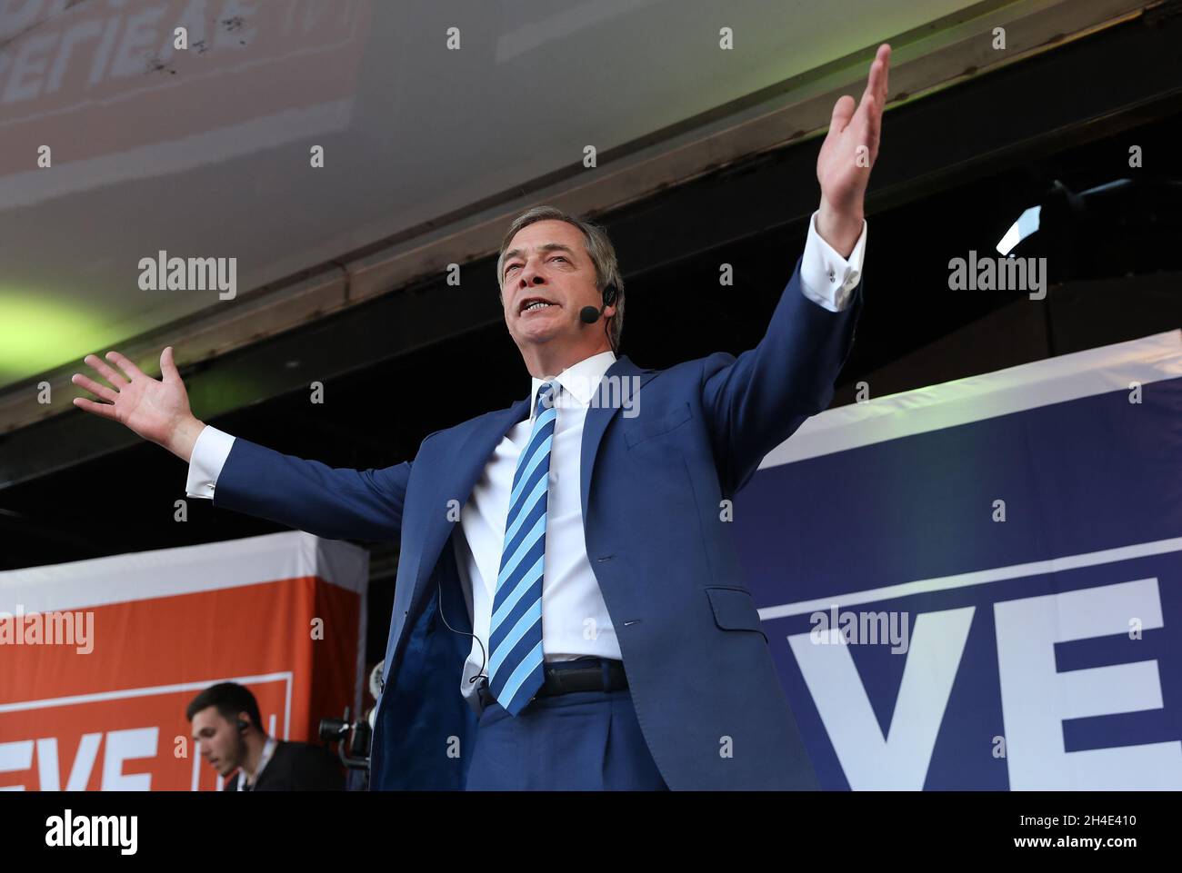 L'ex leader dell'UKIP Nigel Farage ha parlato sul palco alla marcia per lasciare la protesta a Parliament Square, Westminster, Londra Foto Stock