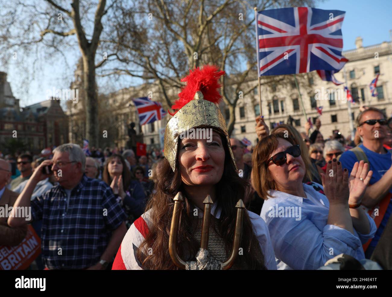 Lascia che i sostenitori della campagna elettorale si rallegrino della folla alla marcia per lasciare la protesta in Parliament Square, Westminster, Londra Foto Stock