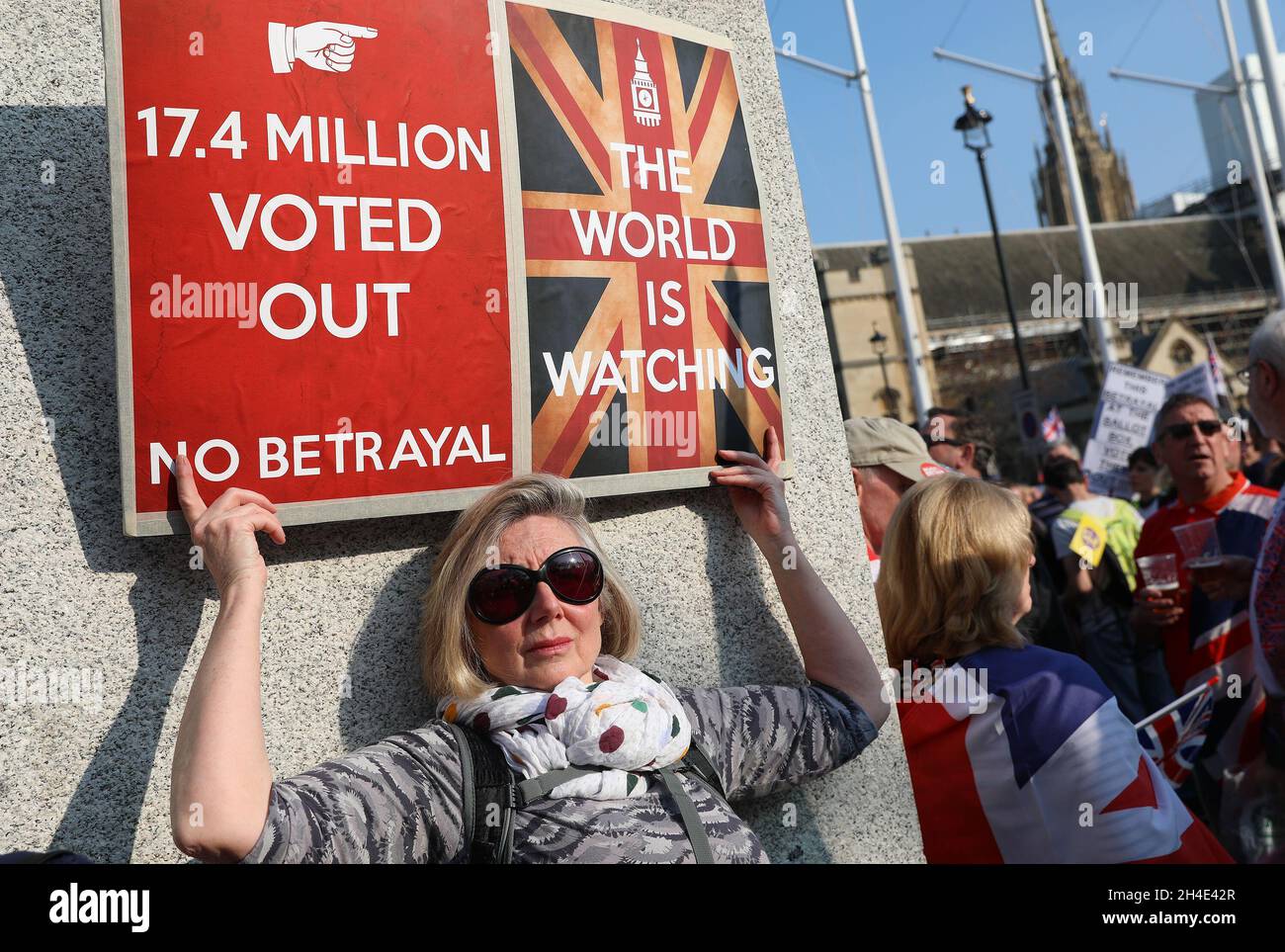 Lasciate i sostenitori nella folla alla marcia per lasciare la protesta a Parliament Square, Westminster, Londra Foto Stock