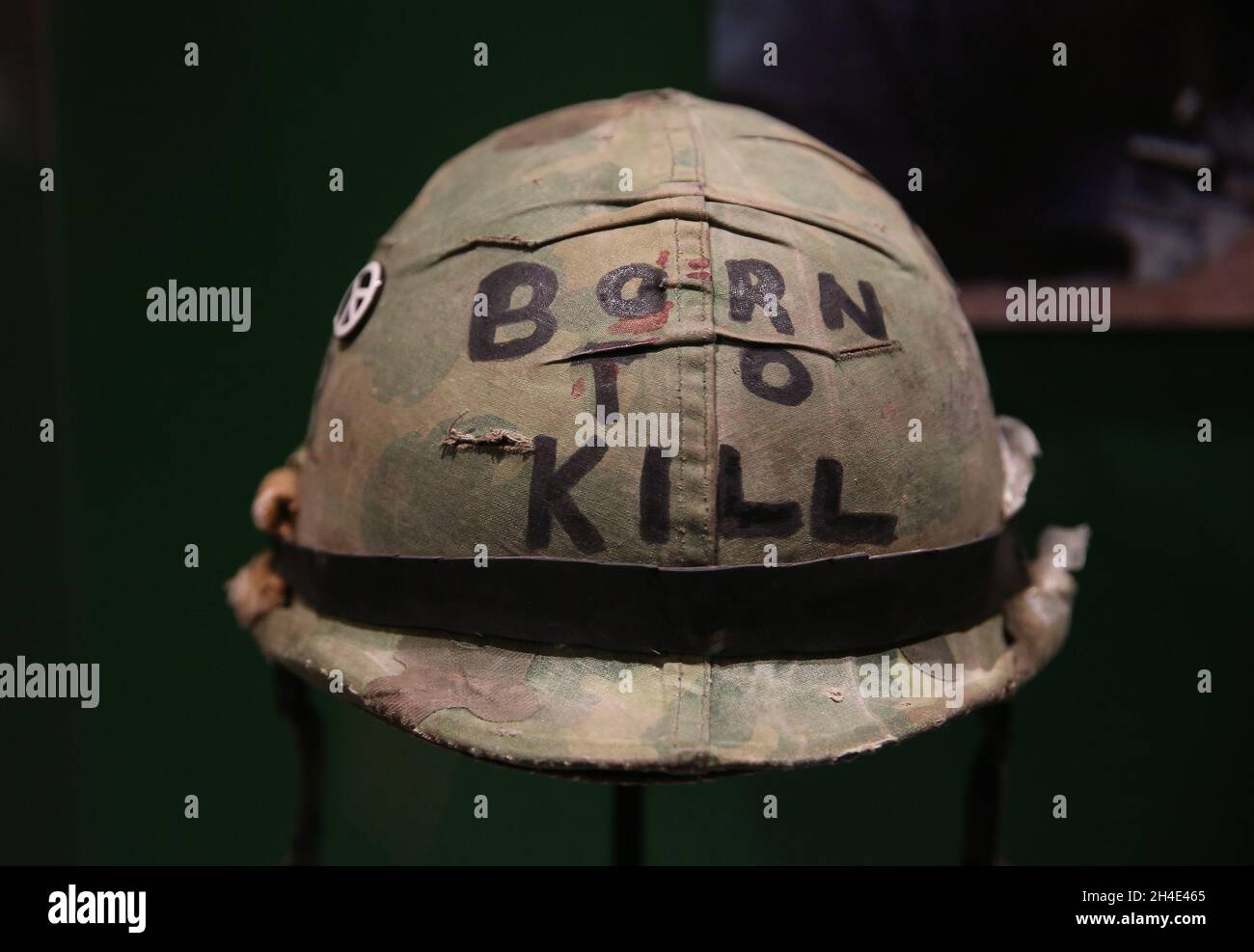 'Born to kill elmetto indossato da Private Joker, prop originale del film 'Full Metal Jacket' (1987), esposto come parte della mostra Stanley Kubrick al Design Museum di Londra Foto Stock