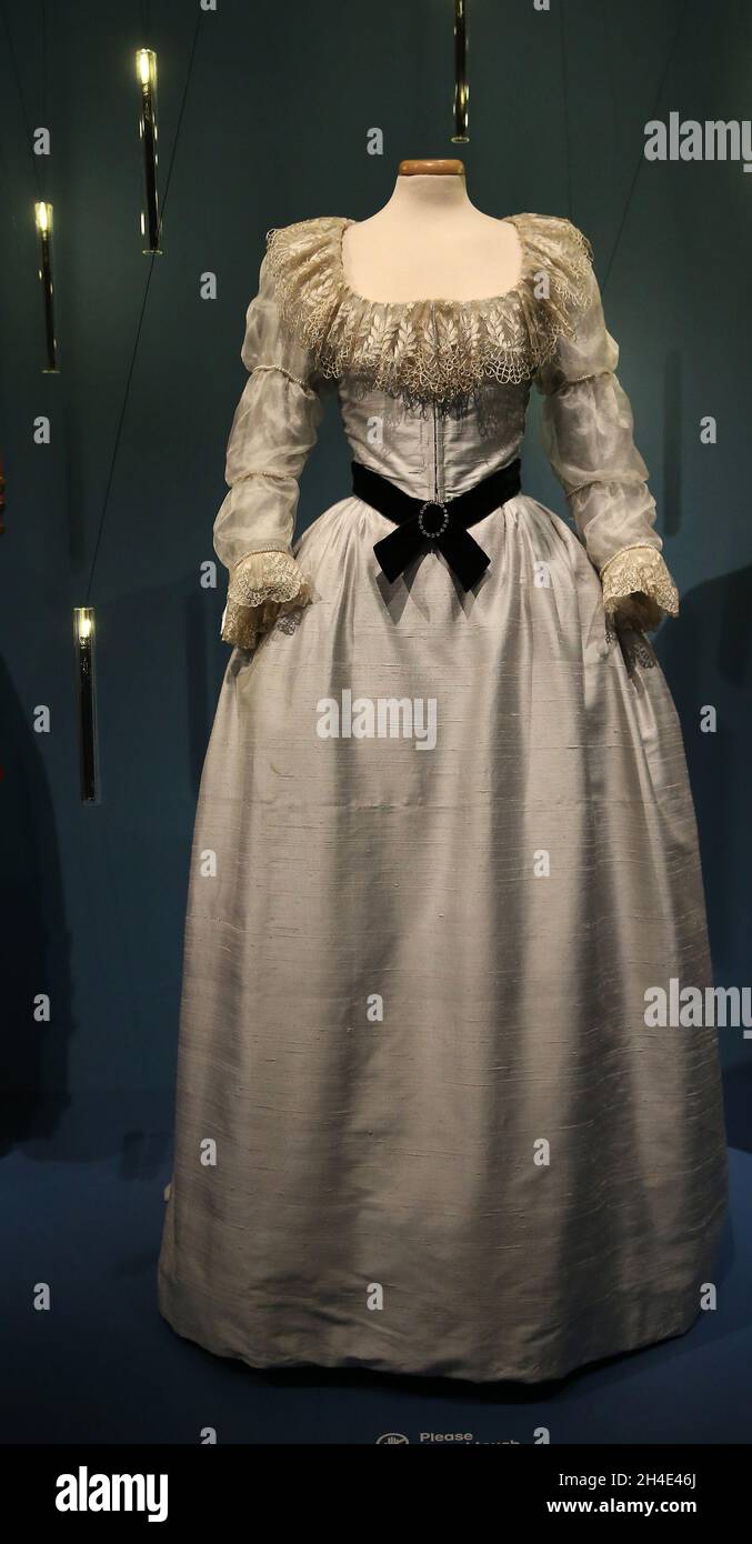 Abito di Lady Lyndon, costumi originali del film "Barry Lyndon" (1975), esposto come parte della mostra Stanley Kubrick al Design Museum di Londra Foto Stock