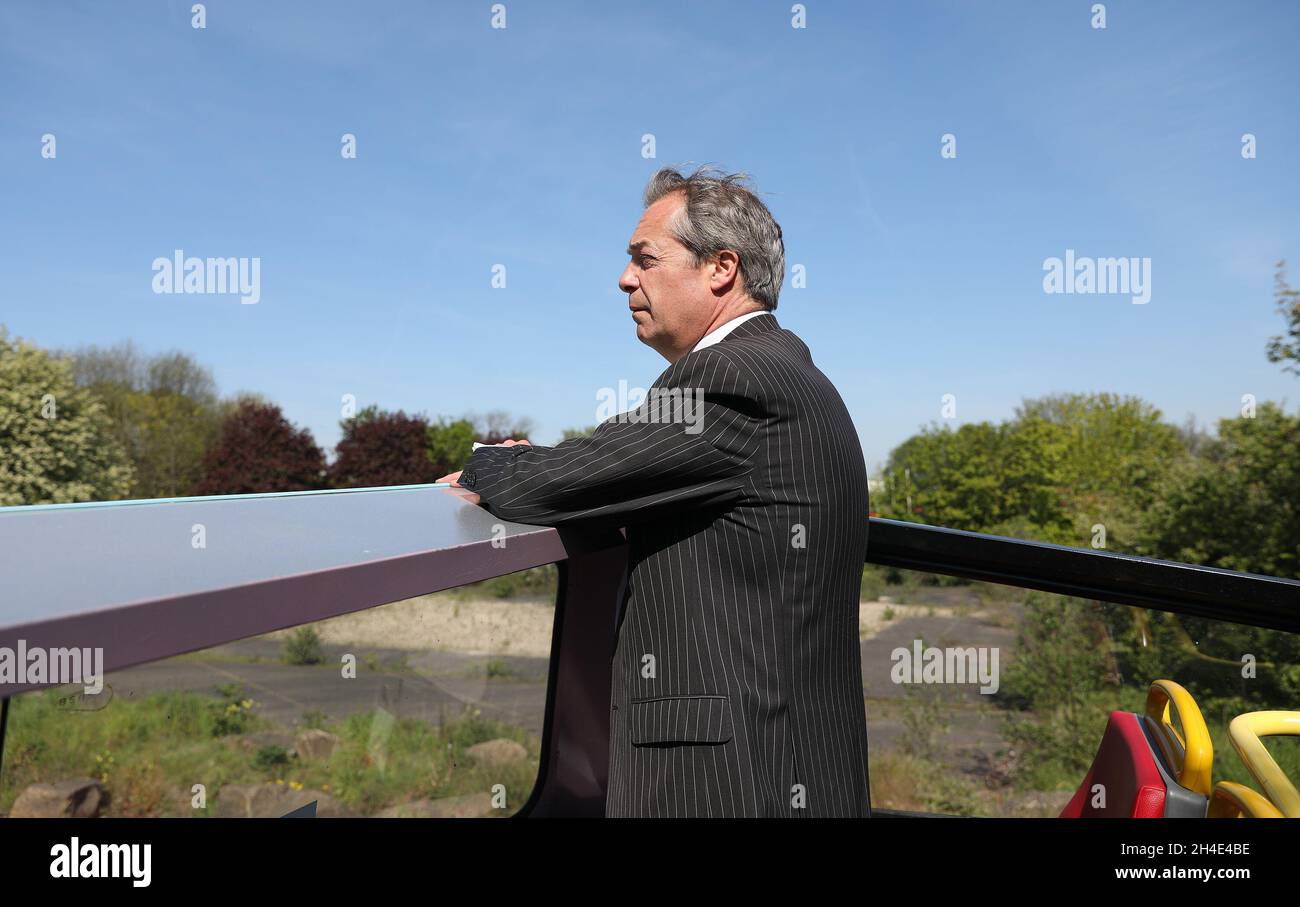 Nigel Farage è sul bus del Partito Brexit durante la sua visita a Pontefract, nello Yorkshire occidentale, mentre è sulla scia della campagna elettorale europea. Foto datata: Lunedì 13 maggio 2019. Il credito fotografico deve essere: Isabel Infantes / EMPICS Entertainment. Foto Stock