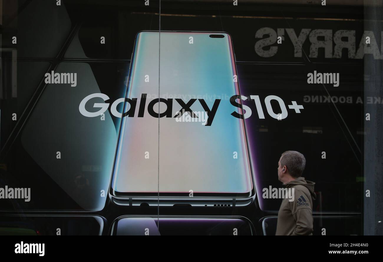 Un annuncio di Galaxy S10+ di SAMSUNG all'esterno del negozio di telefonia a Oxford Street, nel centro di Londra. Foto datata: Mercoledì 6 giugno 2019. Il credito fotografico deve essere: Isabel Infantes / EMPICS Entertainment. Foto Stock