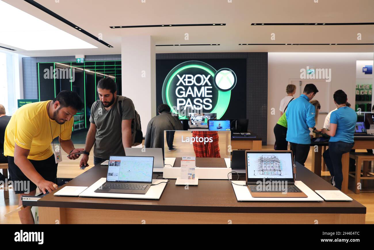 I clienti guardano i nuovi notebook Microsoft all'interno del nuovo negozio di punta di Microsoft a Oxford Circus, Londra. Data foto: Martedì 16 luglio 2019. Il credito fotografico deve essere: Isabel Infantes/EMPICS Foto Stock