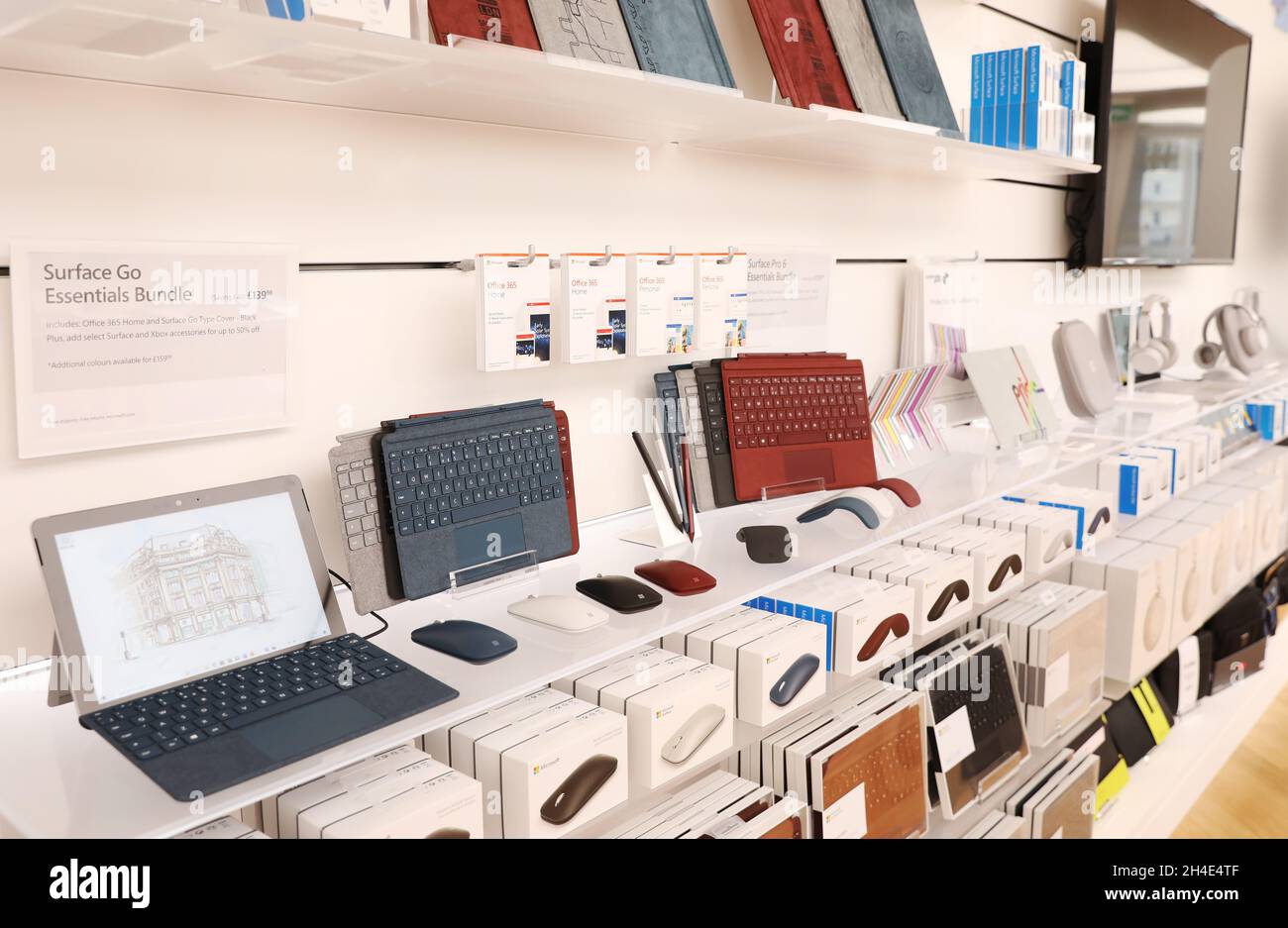 I notebook Microsoft Surface sono esposti all'interno del nuovo negozio di punta di Microsoft a Oxford Circus, Londra. Data foto: Martedì 16 luglio 2019. Il credito fotografico deve essere: Isabel Infantes/EMPICS Foto Stock