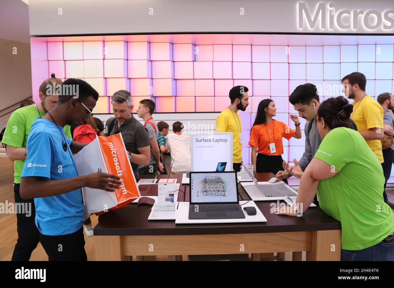 I clienti guardano il nuovo Microsoft Surface laptop all'interno del nuovo negozio di punta Microsoft a Oxford Circus, Londra. Data foto: Martedì 16 luglio 2019. Il credito fotografico deve essere: Isabel Infantes/EMPICS Foto Stock
