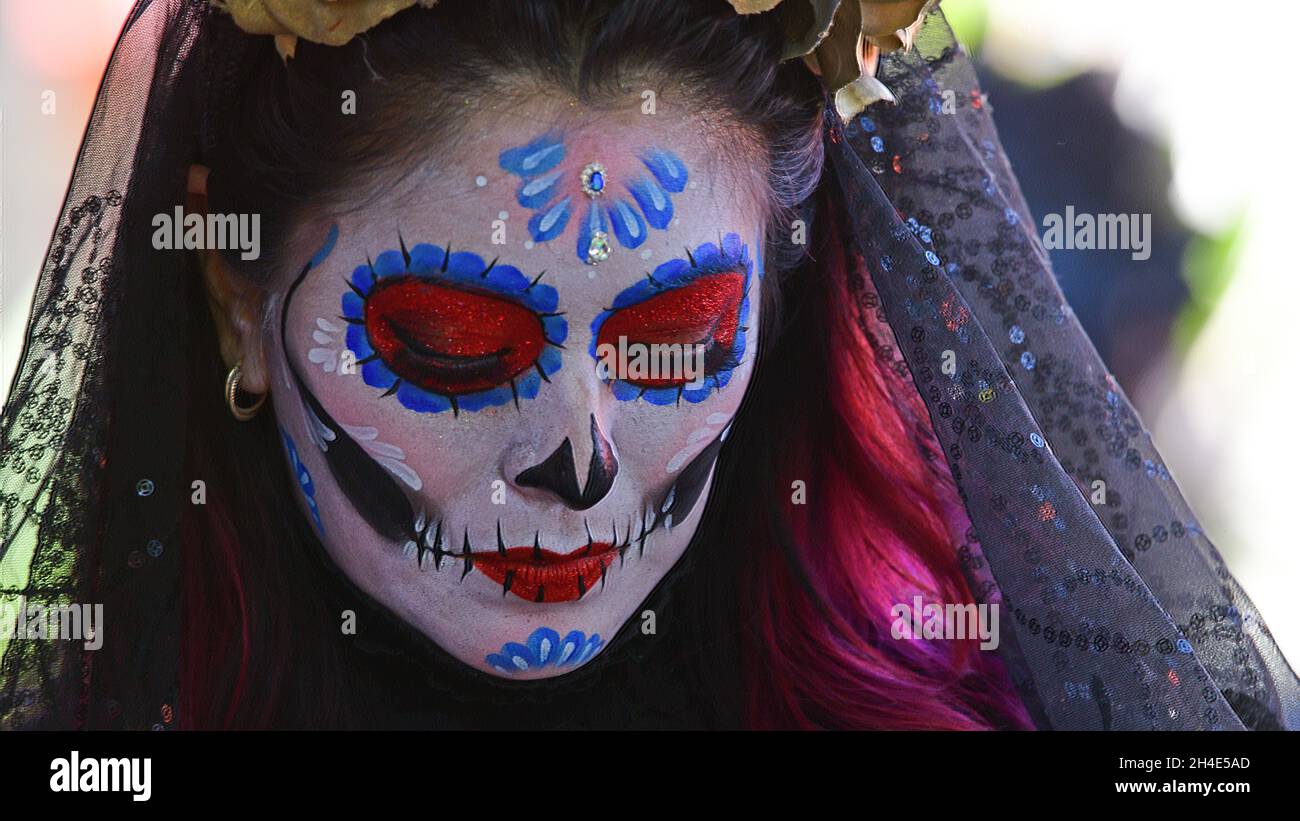 Donna in dia de los Muertos Catrina Makeup alla celebrazione dia de los Muertos a San Diego California il 30 ottobre 2021 Foto Stock