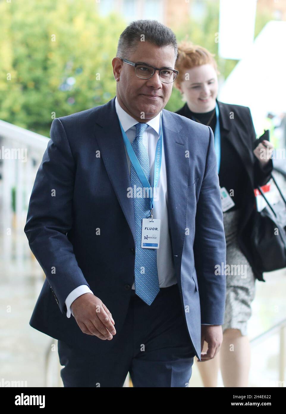 Il Segretario per lo sviluppo Internazionale Alok Sharma arriva a Manchester Central il primo giorno della Conferenza del Partito conservatore a Manchester Foto Stock