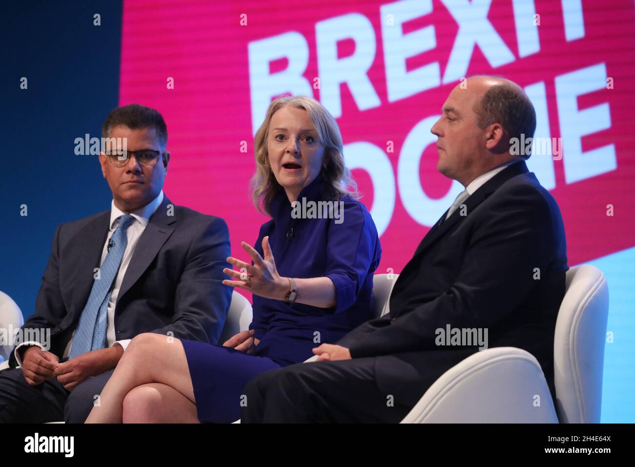 (Da sinistra a destra) il Segretario per lo sviluppo Internazionale Alok Sharma, il Segretario per il Commercio Internazionale Liz Truss e il Segretario per la Difesa ben Wallace durante la sessione "costruire una Gran Bretagna sicura e prospera" il giorno uno della Conferenza del Partito conservatore che si svolge presso il Centro Congressi di Manchester. Foto datata: Domenica 29 settembre 2019. Il credito fotografico deve essere: Isabel Infantes / EMPICS Entertainment. Foto Stock