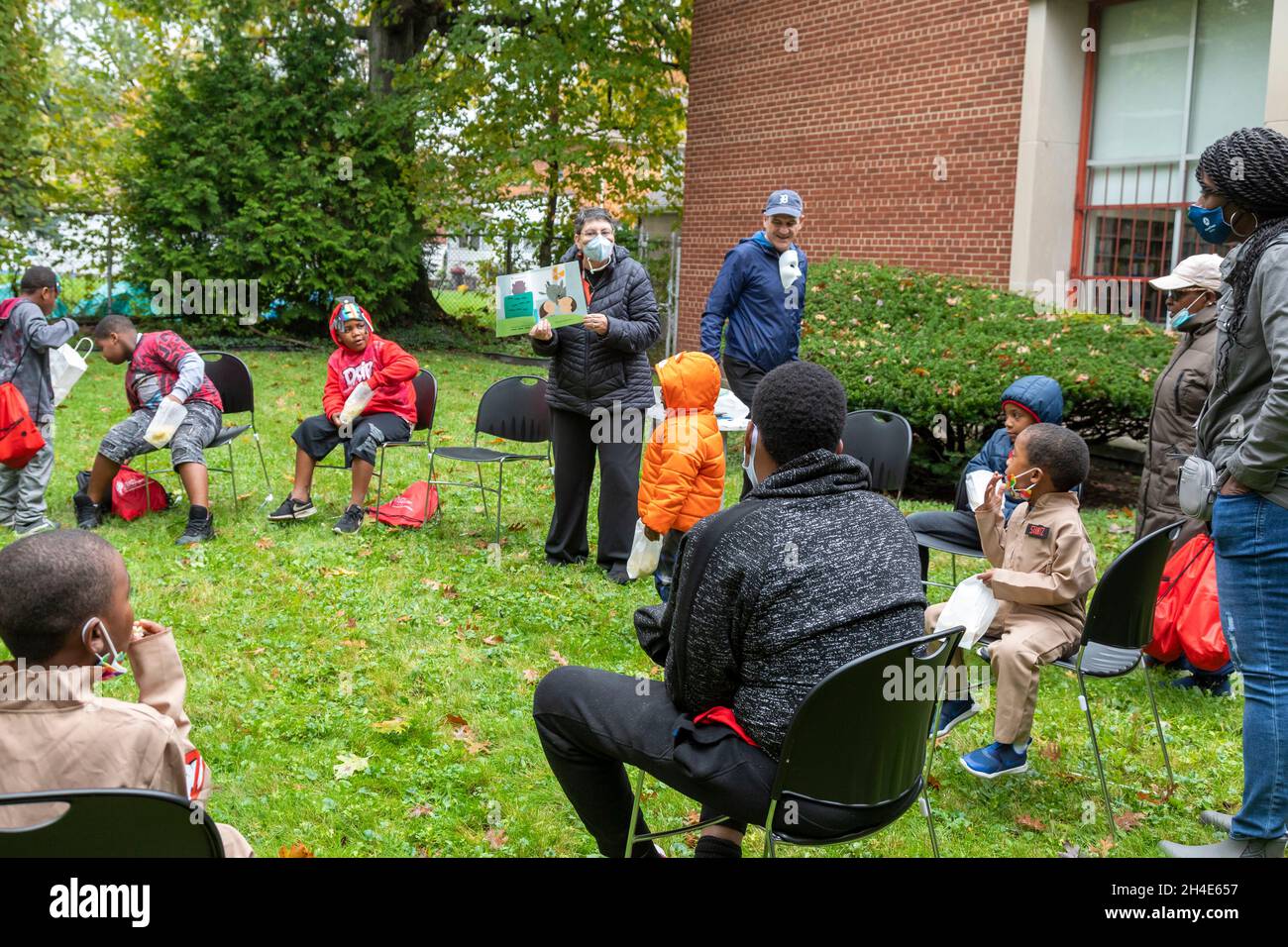 Detroit, Michigan - Un bibliotecario legge una storia ai bambini all'Alger in the Alley, un festival di Halloween tra l'Alger Theatre e un Det Foto Stock