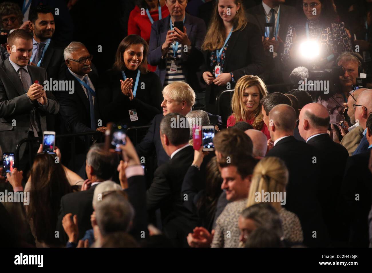 Il primo ministro Boris Johnson e la sua ragazza, Carrie Symonds, lasciano la sala principale dopo il suo discorso introduttivo l'ultimo giorno della Conferenza del Partito conservatore che si svolge presso il Centro Congressi di Manchester. Foto datata: Mercoledì 2 ottobre 2019. Il credito fotografico deve essere: Isabel Infantes / EMPICS Entertainment. Foto Stock