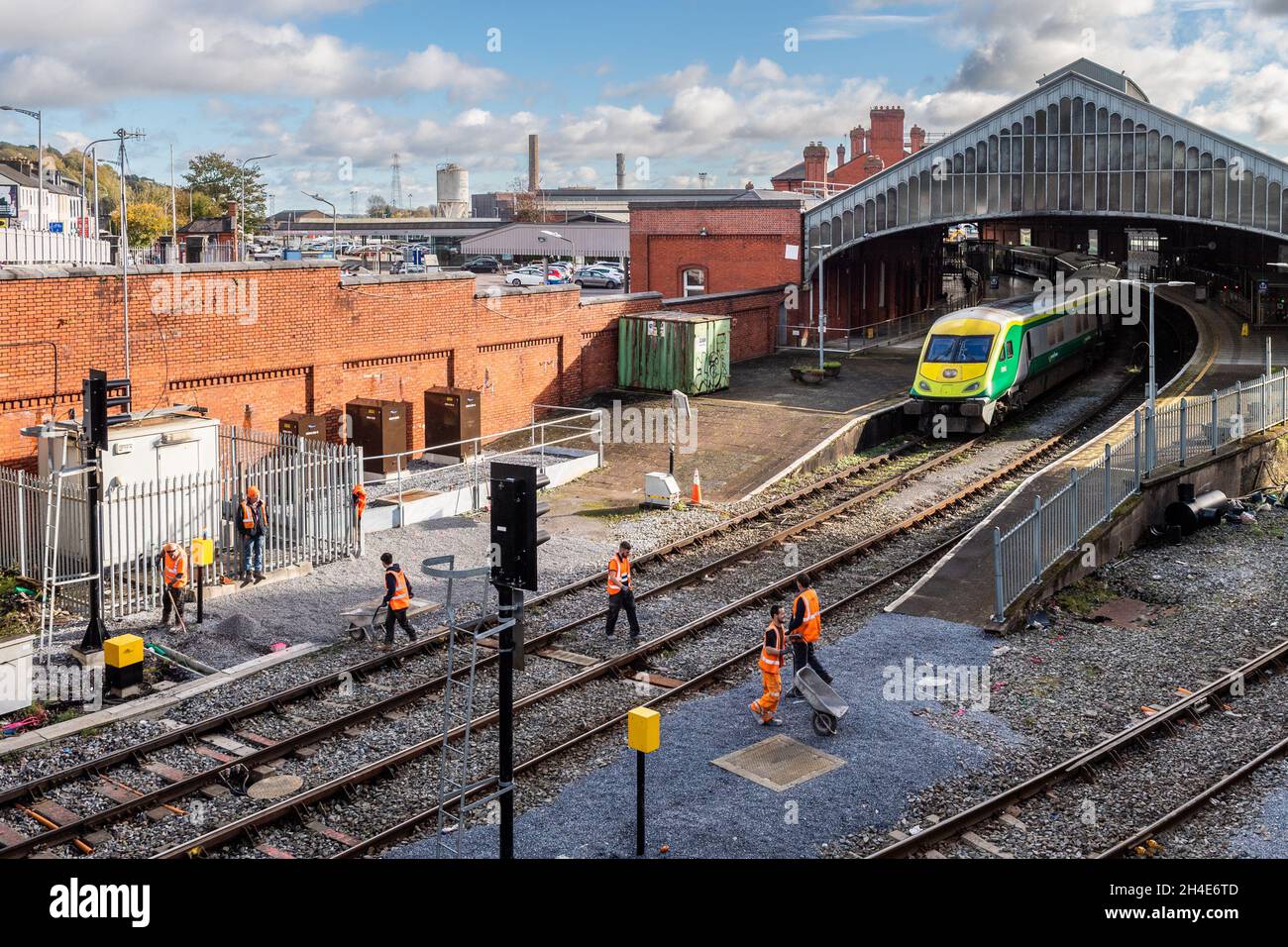 Cork, Irlanda. 2 novembre 2021. I lavoratori ferroviari irlandesi effettuano la manutenzione della linea ferroviaria alla stazione ferroviaria di Cork. I lavori fanno parte di un aggiornamento del sistema di segnalazione da 8 milioni di euro. I lavori terminano giovedì 4 novembre. Credit: AG News/Alamy Live News Foto Stock