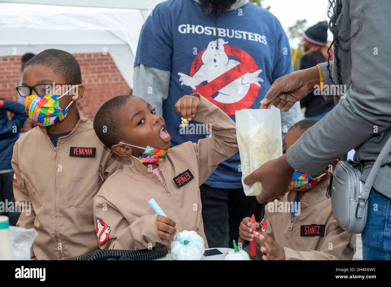 Detroit, Michigan - Un ragazzo in un costume Ghostbusters mangia popcorn ad Alger in the Alley, un festival di Halloween nel vicolo dietro l'Alge Foto Stock