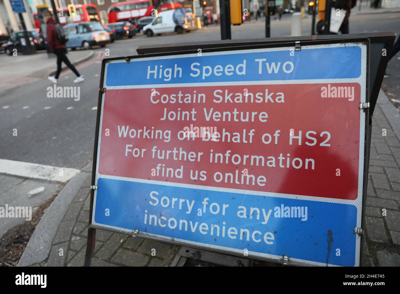 Un segnale di traffico informa di eventuali interruzioni all'esterno del cantiere per il sistema ferroviario ad alta velocità HS2 di Euston, Londra. Immagine datata: Martedì 11 febbraio 2019. Il credito fotografico deve essere: Isabel Infantes / EMPICS Entertainment. Foto Stock