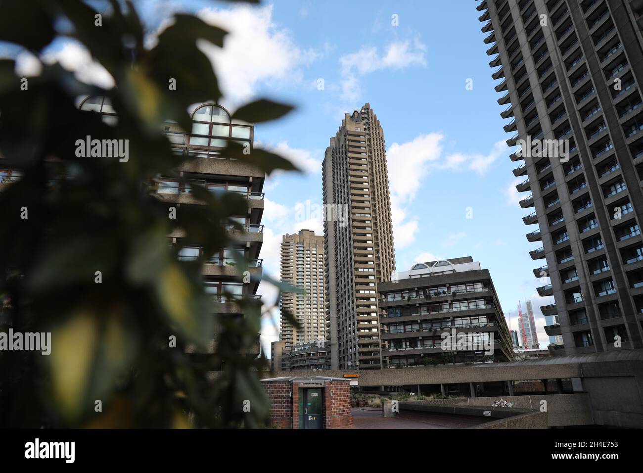 Una vista generale della tenuta Barbican, una tenuta residenziale che è stata costruita durante gli anni '60 e '80 all'interno della città di Londra. Il complesso barbicano è un esempio importante di architettura brutalista britannica ed è classificato di grado II nel suo complesso. Immagine datata: Martedì 11 febbraio 2020. Il credito fotografico deve essere: Isabel Infantes / EMPICS Entertainment. Foto Stock