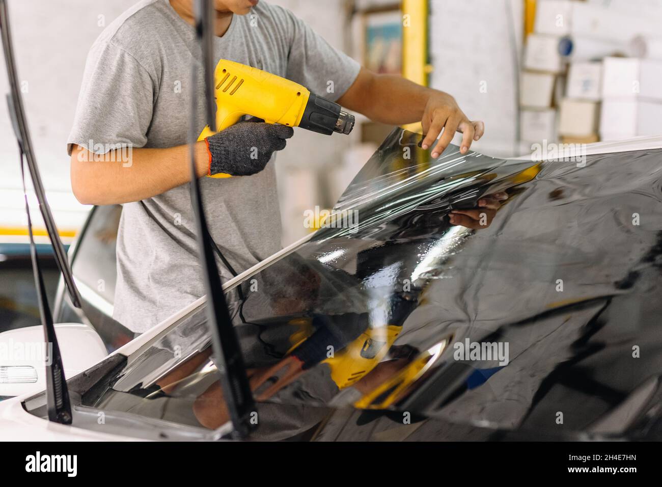 Film per colorazione per vetri auto con asciugacapelli. Foto Stock