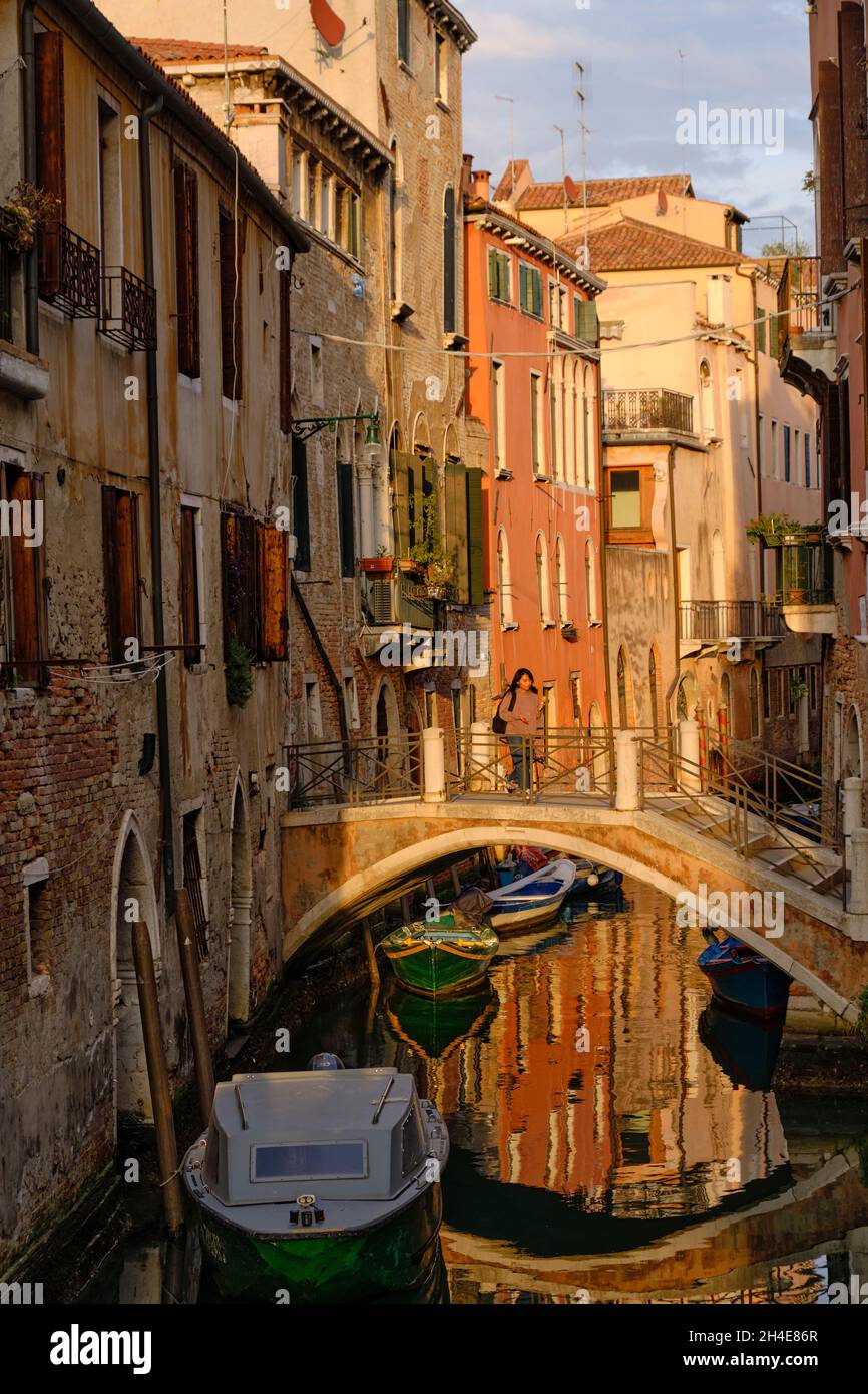 Ponte turistico di attraversamento a Venezia all'alba Foto Stock