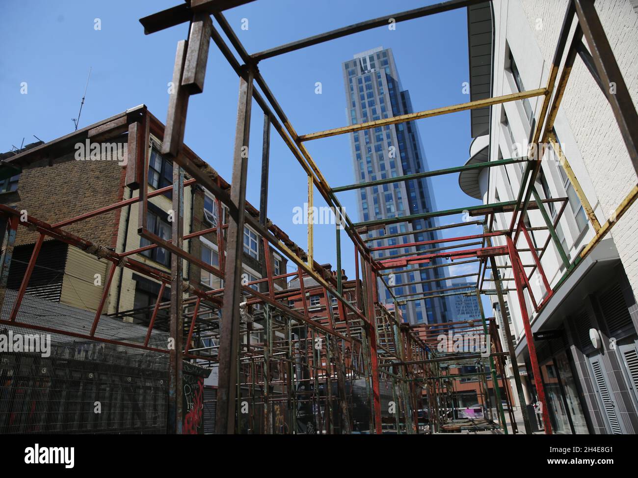 Bancarelle vuote e abbandonate al Petticoat Lane Market, vicino al Spitalfields Market a East London, che rimangono chiuse per limitare la diffusione del coronavirus in Inghilterra. Data foto: Lunedì 1 giugno 2020. Foto Stock