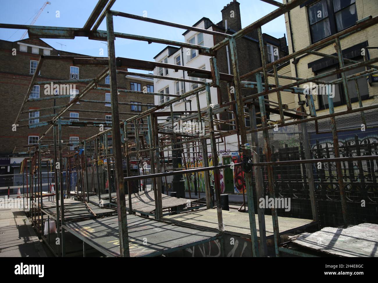 Bancarelle vuote e abbandonate al Petticoat Lane Market, vicino al Spitalfields Market a East London, che rimangono chiuse per limitare la diffusione del coronavirus in Inghilterra. Data foto: Lunedì 1 giugno 2020. Foto Stock