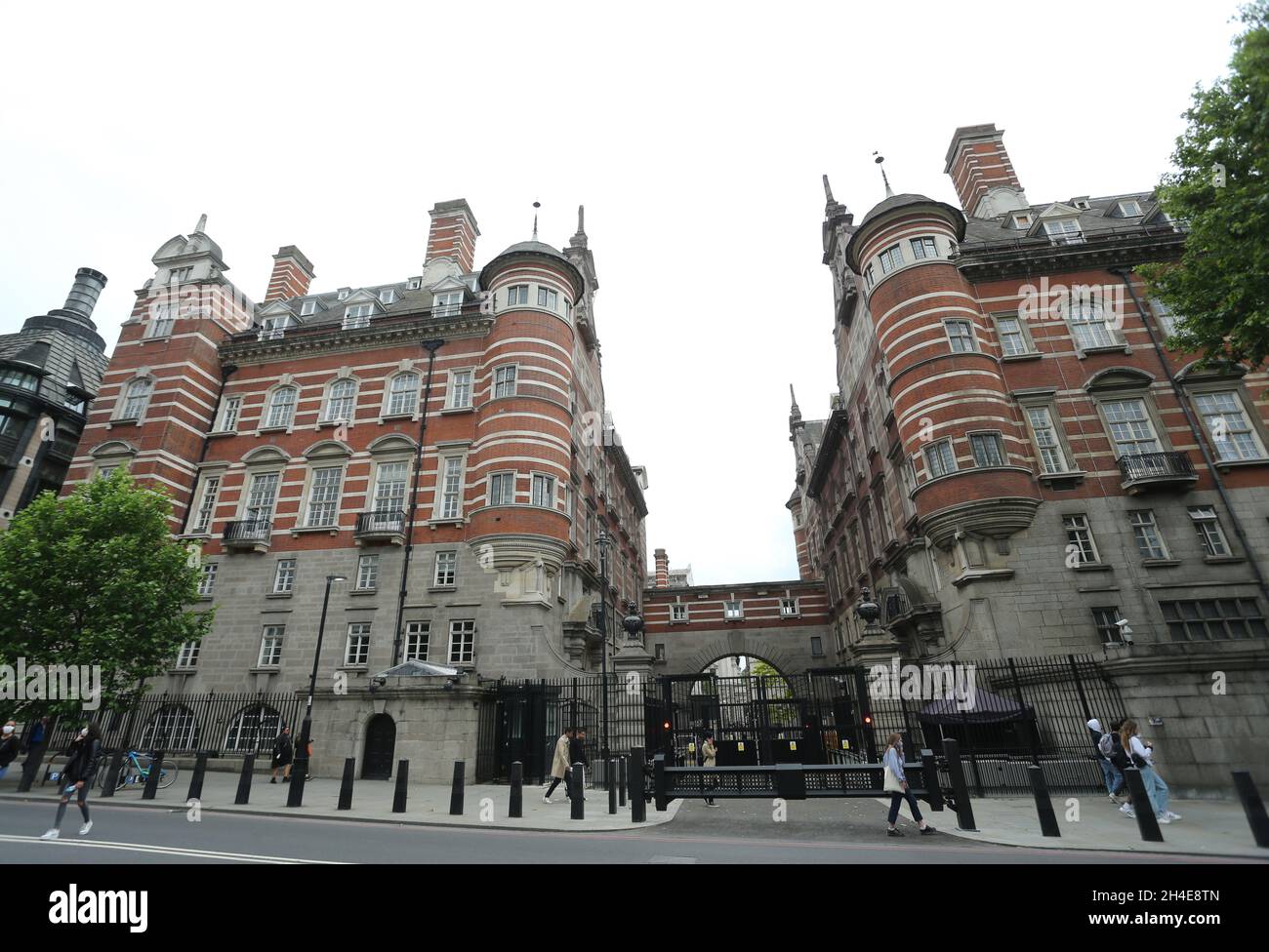 Una vista generale degli edifici Norman Shaw South e North vicino al Palazzo di Westminster a Whitehall, Westminster, nel centro di Londra. Data foto: Mercoledì 3 giugno 2020. Foto Stock