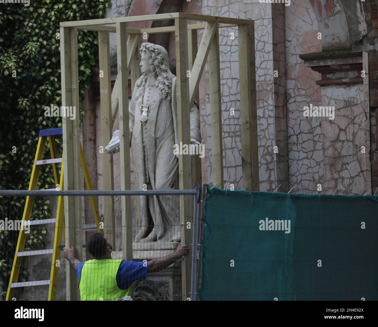 I consigli di amministrazione sono stati messi intorno alla statua di Sir Robert Clayton all'ospedale St Thomasâ di Londra, a seguito di una serie di proteste di Black Lives, che si sono svolte in tutto il Regno Unito durante il fine settimana. Le proteste sono state scatenate dalla morte di George Floyd, ucciso il 25 maggio mentre era detenuto dalla polizia nella città statunitense di Minneapolis. Data foto: Venerdì 12 giugno 2020. Foto Stock