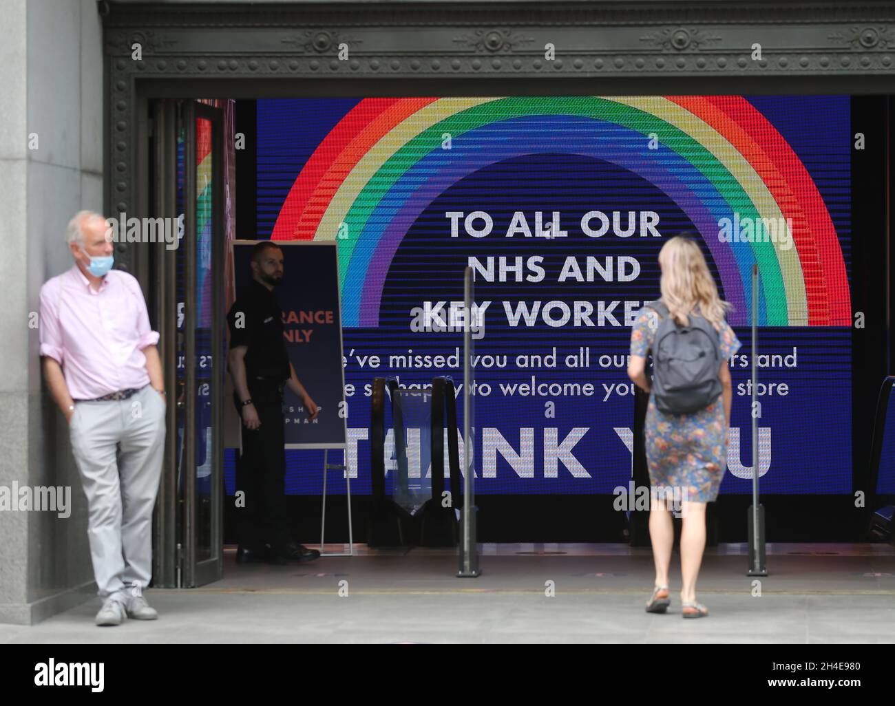 Un messaggio di ringraziamento per l'NHS e i principali lavoratori è proiettato all'ingresso di Topshop su Oxford Street, Londra, in quanto i negozi non essenziali in Inghilterra aprono le loro porte ai clienti per la prima volta da quando le restrizioni di blocco del coronavirus sono state imposte nel mese di marzo. Data foto: Lunedì 15 giugno 2020. Foto Stock