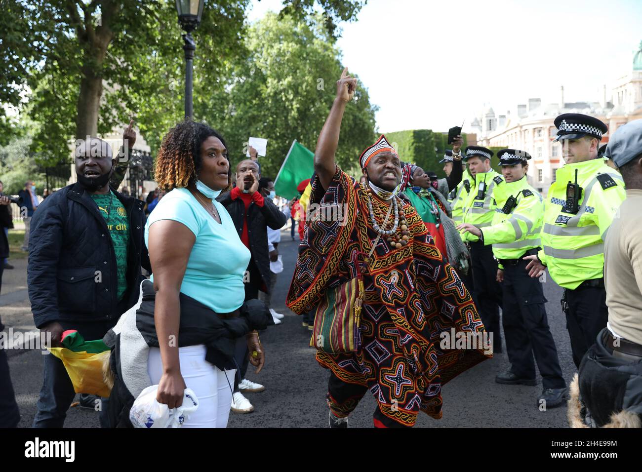 I manifestanti protestano contro l'interferenza francese negli affari interni del Camerun di fronte al presidente francese Emmanuel Macron mentre stava partecipando ad un evento ufficiale con il primo ministro britannico Boris Johnson durante la sua visita nel Regno Unito per celebrare l'ottantesimo anniversario della trasmissione in tempo di guerra del leader francese Charles de Gaulleâ. Data foto: Giovedì 18 giugno 2020. Foto Stock