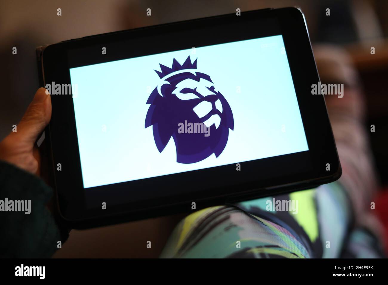 Un tablet che proiette il logo durante una partita della Premier League inglese su Sky Sports Live. Data foto: Giovedì 2 luglio 2020. Il credito fotografico dovrebbe essere: Isabel Infantes Foto Stock