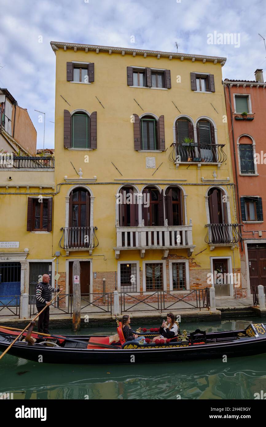 Gondoliere con due giovani donne turisti a Venezia, Italia Foto Stock