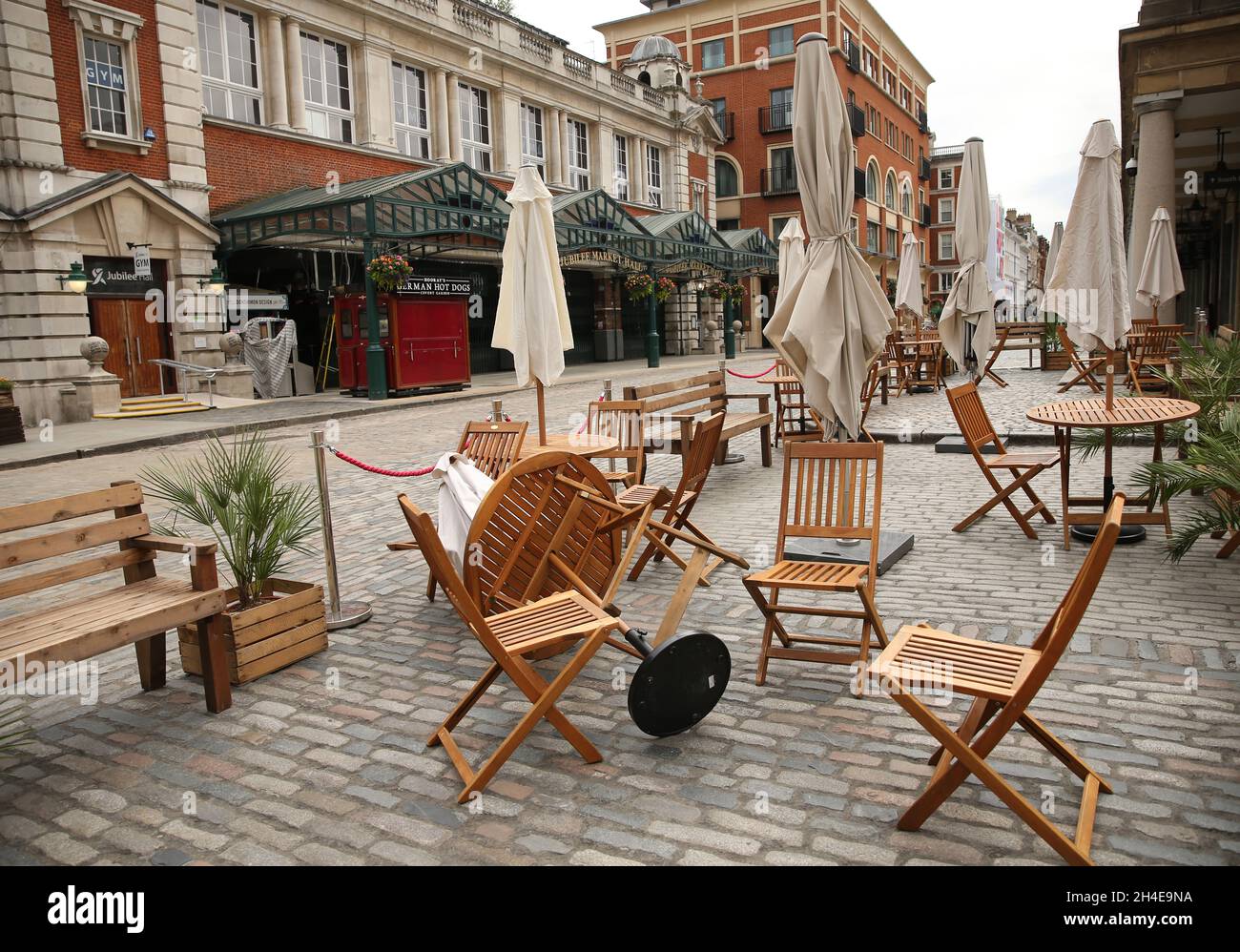 Sedie vuote a Covent Garden piazza, mentre Londra si prepara a riaprire al pubblico quando la revoca di ulteriori restrizioni di blocco in Inghilterra entra in vigore il Sabato. Data foto: Venerdì 3 luglio 2020. Foto Stock