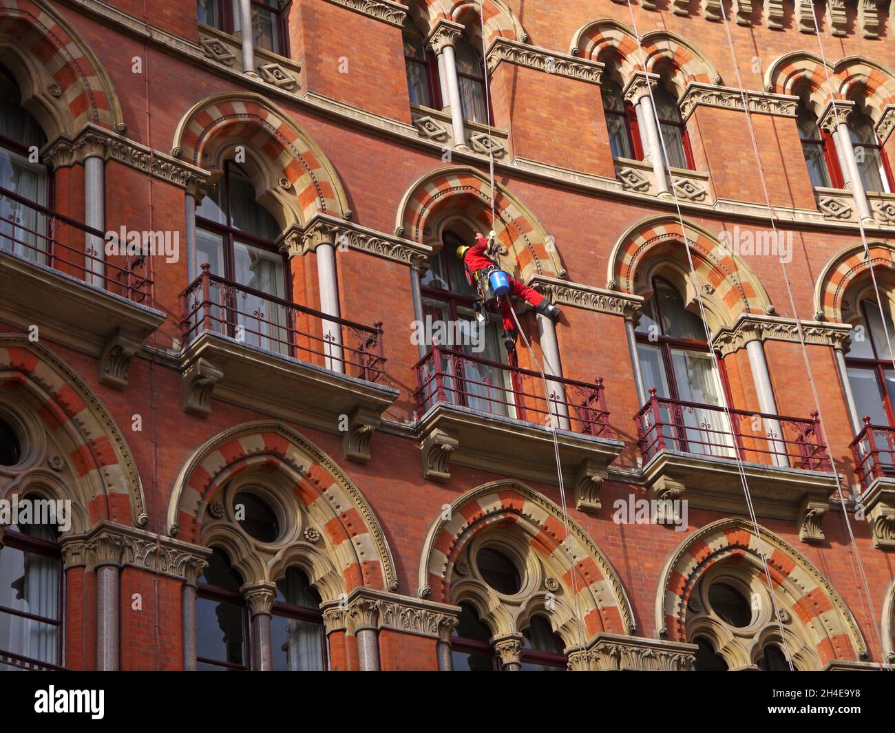 San PANCRAS. LONDRA. INGHILTERRA. 10-28-21. Stazione ferroviaria di St. Pancras. I pulitori delle finestre lavorano sul Renaissance Hotel con sede nella stazione. Foto Stock