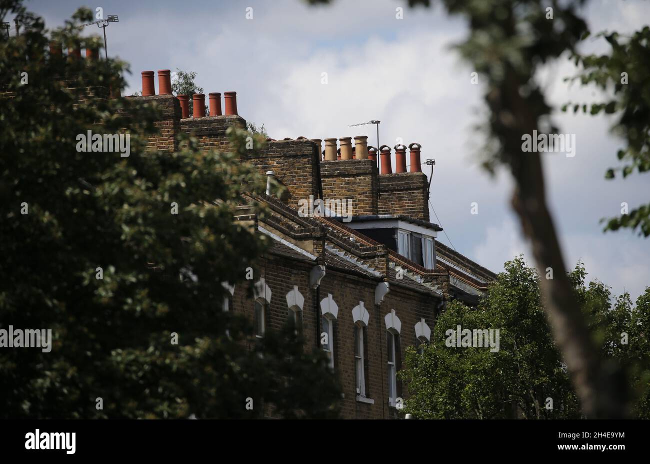 Una fila di case residenziali a schiera nel nord di Londra. Il Cancelliere Rishi Sunak ha confermato piani temporanei per abolire l'imposta di bollo sulle proprietà fino a 500,000 GBP in Inghilterra e Irlanda del Nord come parte di un pacchetto per abbacellare l'impatto economico del coronavirus. Data immagine: Sabato 11 luglio 2020. Foto Stock