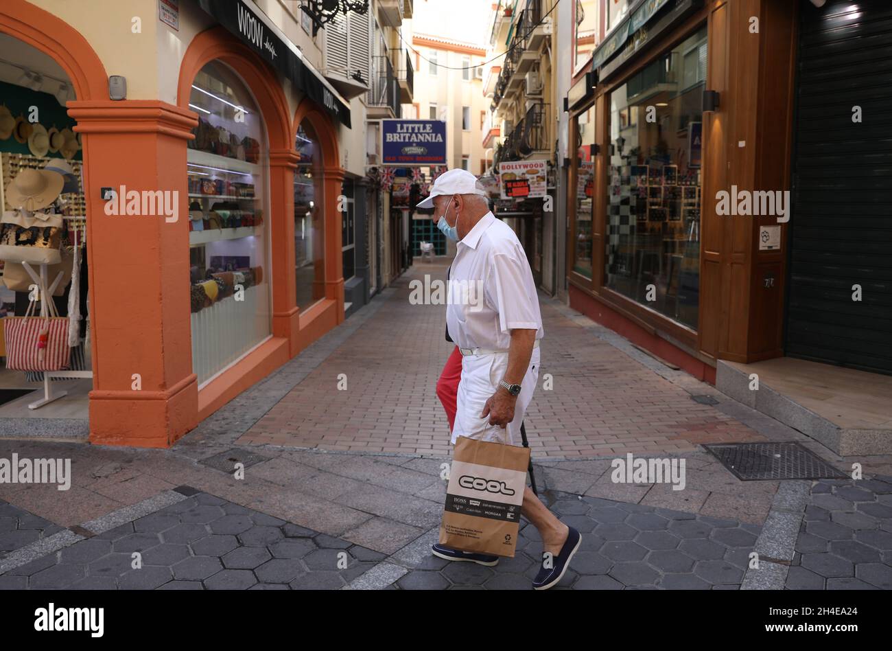 Un volto turistico che copre passeggiate oltre il bar Britannia nel centro storico di Benidorm, una località balneare sulla costa orientale della Spagna, Come l'industria del turismo in Spagna è stato colpito duramente dall'ultimo requisito di quarantena di 14 giorni da parte del governo britannico per tutti i turisti che viaggiano dalla Spagna a causa dei suoi alti livelli di casi COVID-19. Data foto: Venerdì 31 luglio 2020. Foto Stock