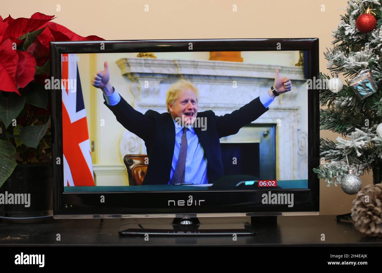 Una proiezione televisiva del primo ministro Boris Johnson che dà il pollice in su quando raggiunge un accordo di un accordo commerciale post-Brexit con il presidente della Commissione europea Ursula von der Leyen. Data foto: Domenica 27 dicembre 2020. Il credito fotografico dovrebbe essere: Isabel Infantes Foto Stock