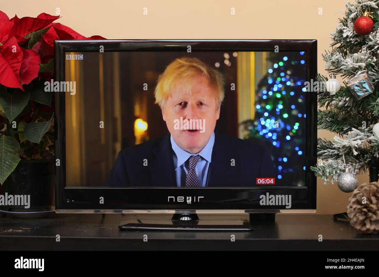 Una proiezione televisiva del messaggio di Natale del primo ministro Boris Johnson registrato nel 10 Downing Street, Westminster, nel centro di Londra, quando annuncia l’accordo di un accordo commerciale post-Brexit. Data foto: Domenica 27 dicembre 2020. Il credito fotografico dovrebbe essere: Isabel Infantes Foto Stock