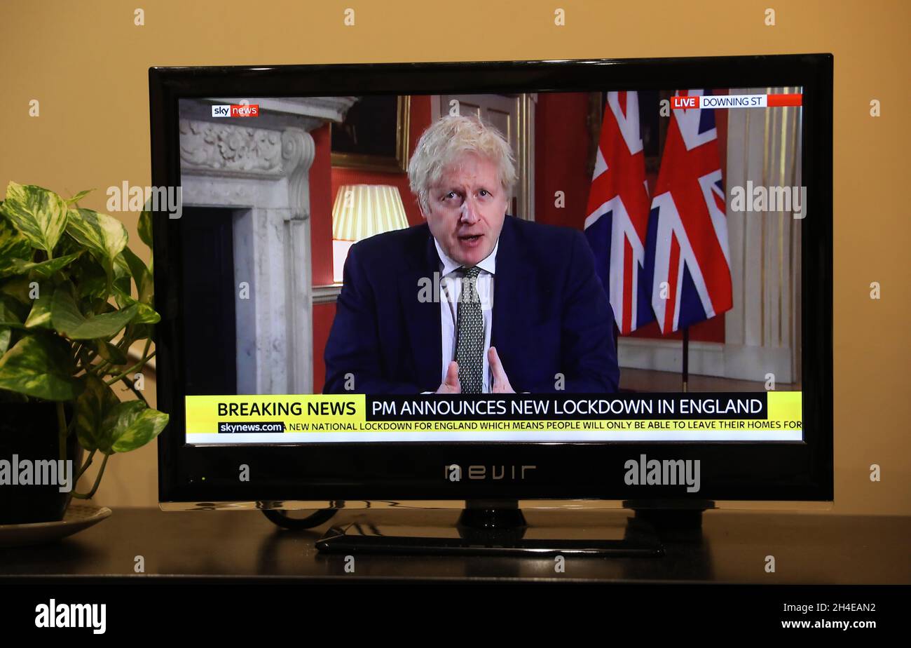 Il primo ministro Boris Johnson delinea un nuovo blocco per l'Inghilterra in un discorso televisivo alla nazione dal 10 Downing Street, Londra, stabilendo nuove misure di emergenza per controllare la diffusione del coronavirus. Data foto: Lunedì 4 gennaio 2021. Il credito fotografico dovrebbe essere: Isabel Infantes Foto Stock